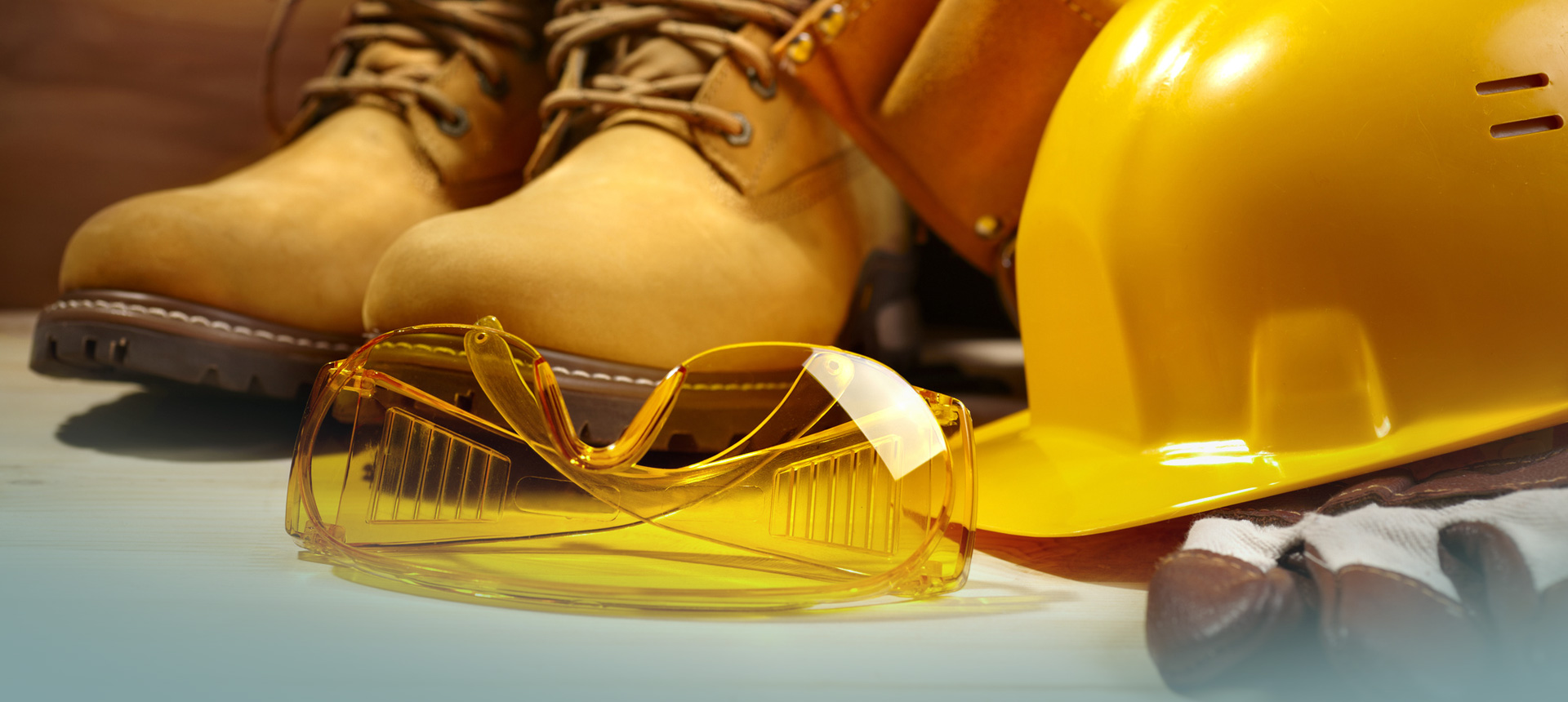 Arbeitskleidung (Sicherheitsschuhe, Held, Brille) Arbeitskleidung (Sicherheitsschuhe, Held, Brille)