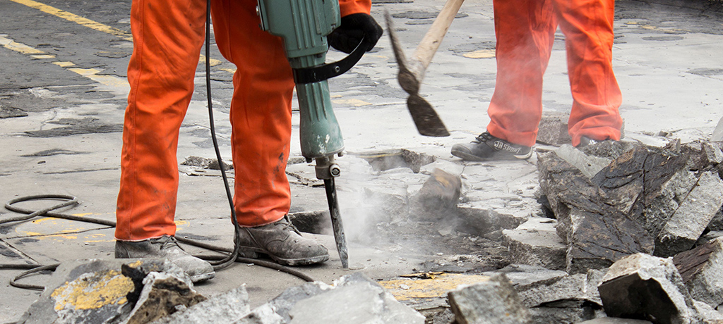 Straßenbelag wird abgetragen