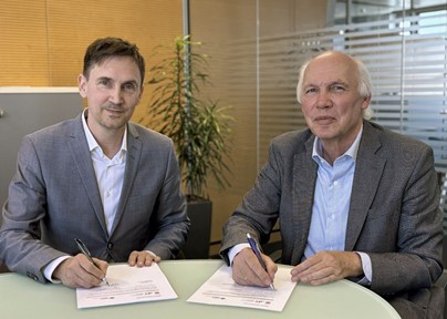 Herr Dr. Torsten Kunz von der UKH und Herr Dr. Kai Seiler vom HMSI bei der Fachkonzept-Unterzeichnung